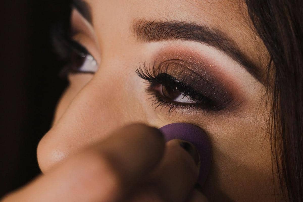 menggunakan spons makeup