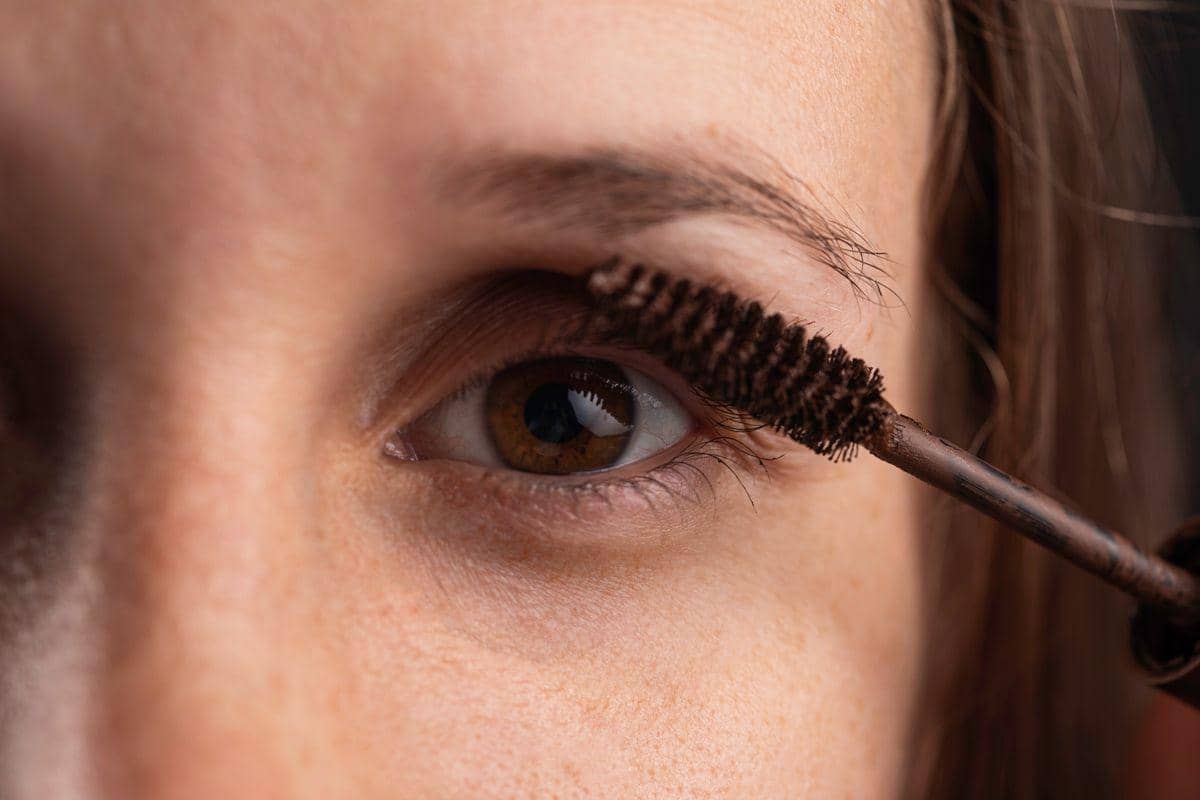 ilustrasi brown mascara