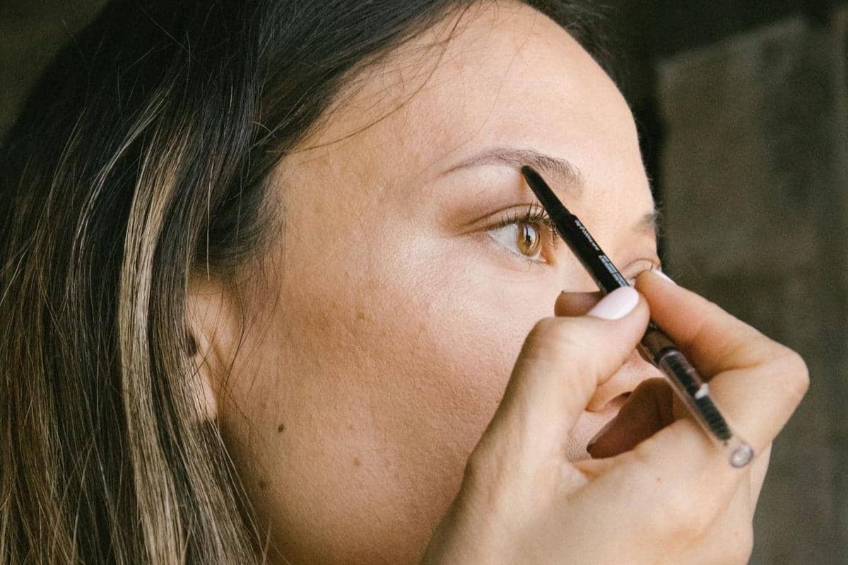 4 Trik Menetralkan Eyebrow yang Terlalu Pekat dan Tegas