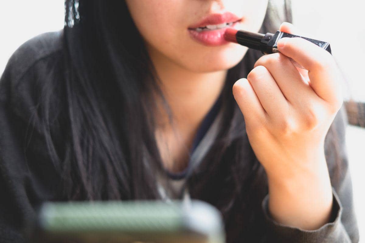 4 Cara Akalin Lip Tint yang Terlanjur Terlalu Gelap di Bibir