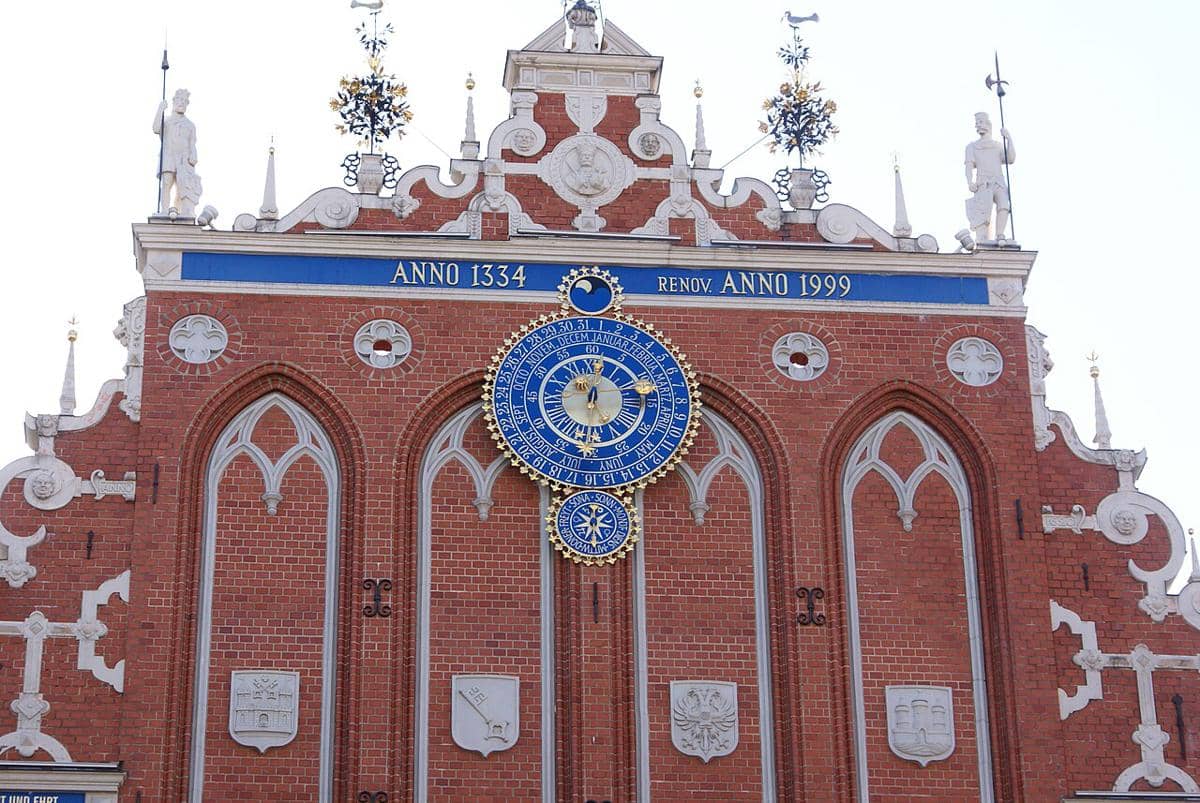 Jam astronomi di fasad House of the Blackheads di Riga, Latvia.
