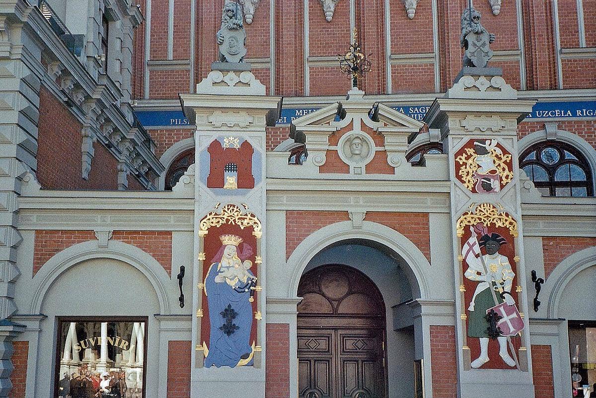 Portal pintu masuk utama dari House of the Blackheads di Riga, Latvia.