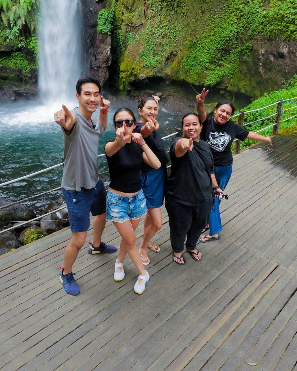 Donna Agnesia dan keluarga ke Curug Sawer