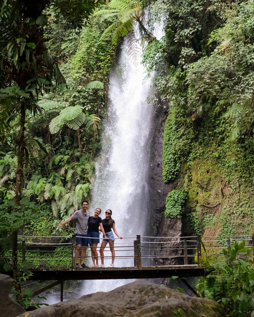 Donna Agnesia dan keluarga ke Curug Sawer