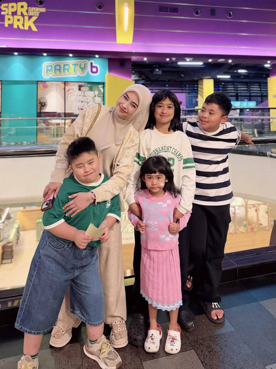 Ria Ricis mengajak keponakan bermain
