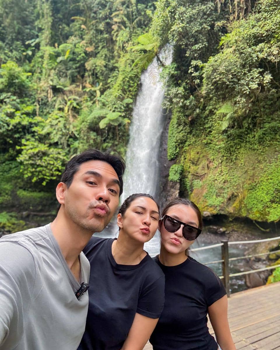 Donna Agnesia dan keluarga ke Curug Sawer
