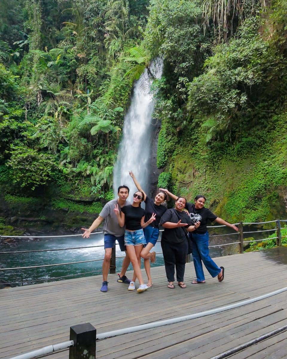 Donna Agnesia dan keluarga ke Curug Sawer