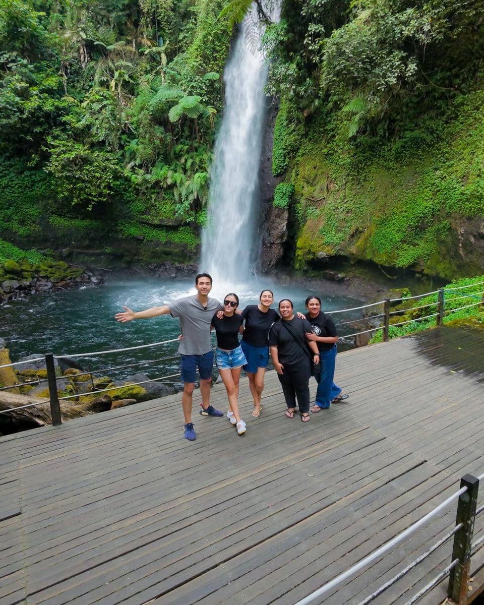Donna Agnesia dan keluarga ke Curug Sawer