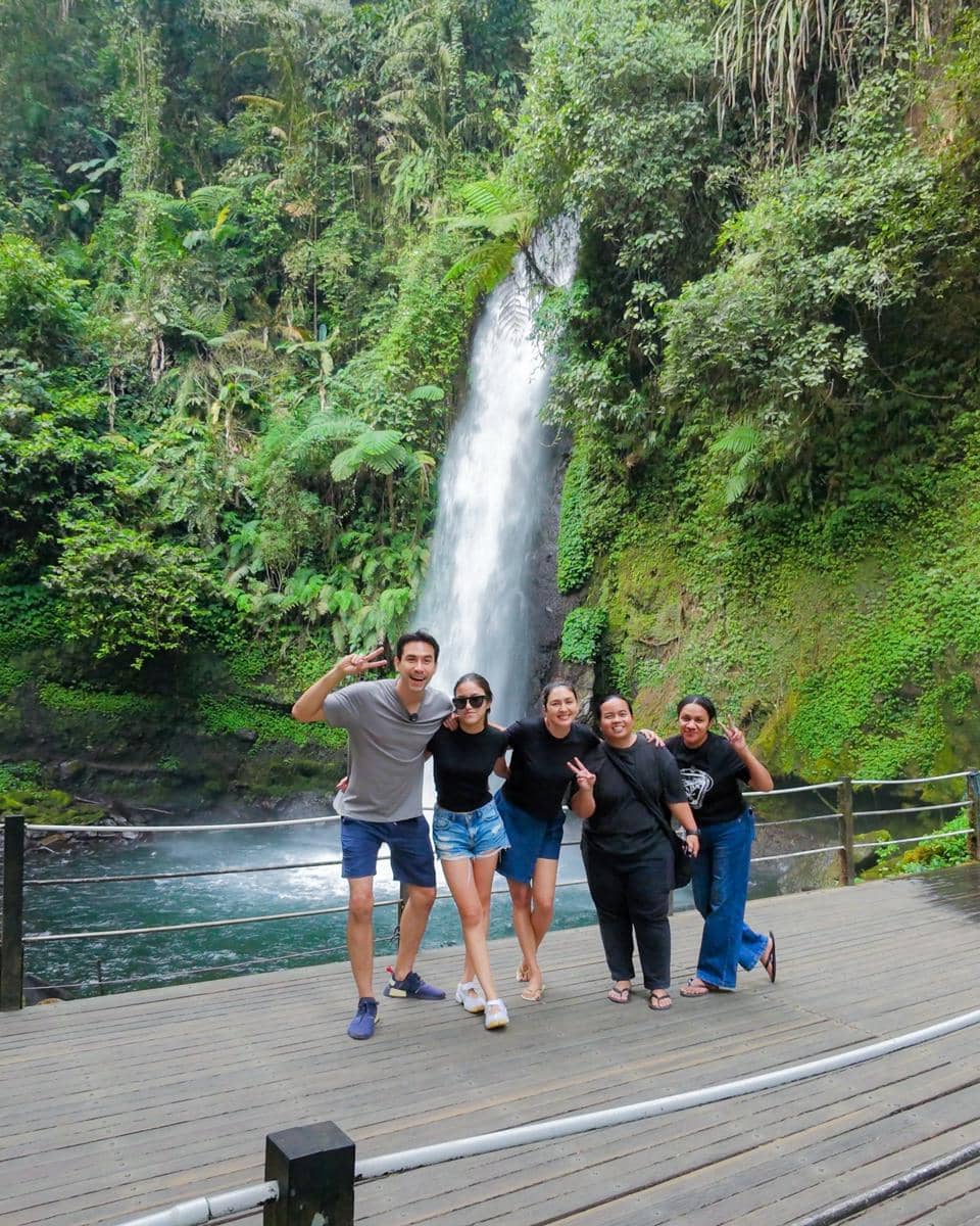 Donna Agnesia dan keluarga ke Curug Sawer