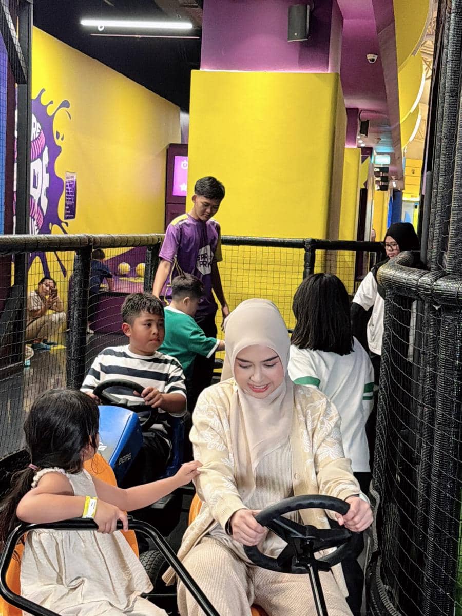 Ria Ricis mengajak keponakan bermain