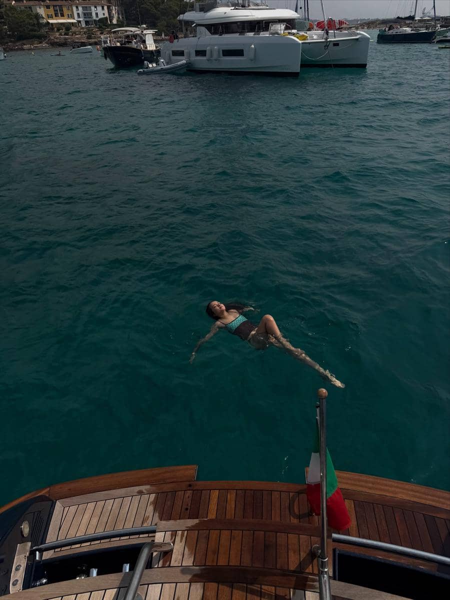 Rebecca Klopper menikmati liburan di pesisir Spanyol