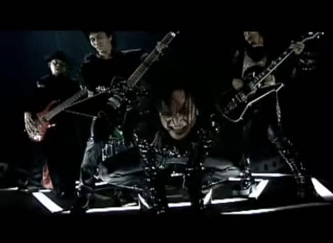 Cuplikan video musik lagu “Dunia” dari grup musik /rif yang diunggah di kanal Sony Music Indonesia.