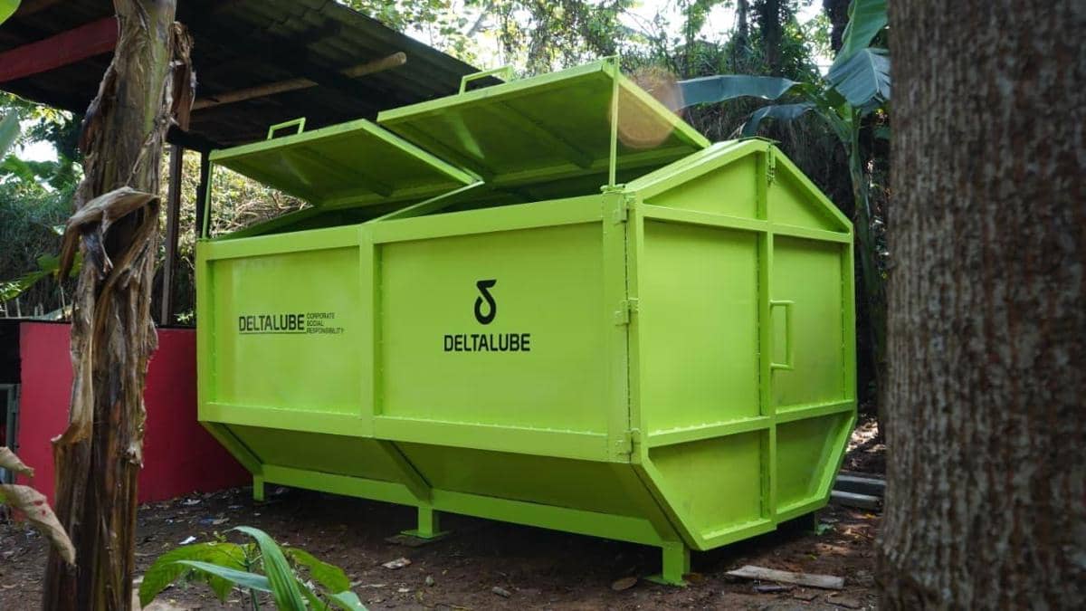 Fasilitas penampungan sampah yang diberikan sebagai bantuan untuk mendukung pengelolaan limbah di lingkungan.