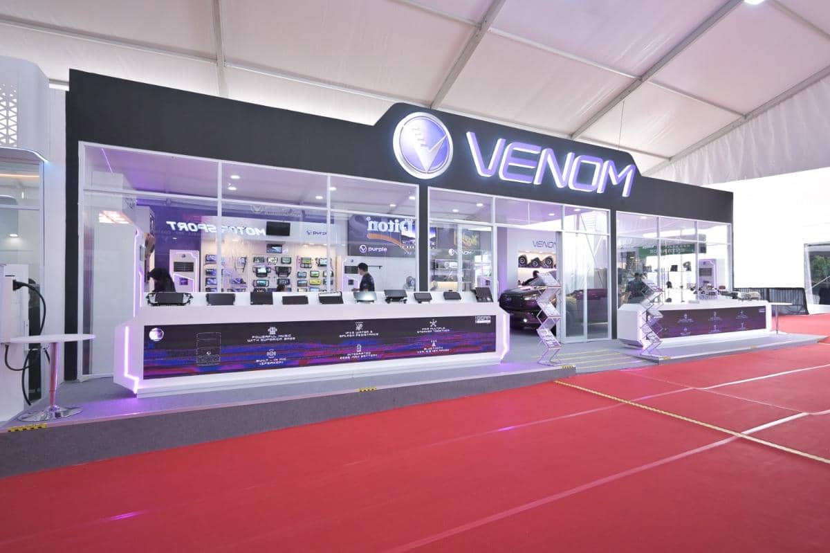 Booth Venom di pameran GIIAS 2026, menampilkan area promosi dengan identitas merek Venom yang menonjol.