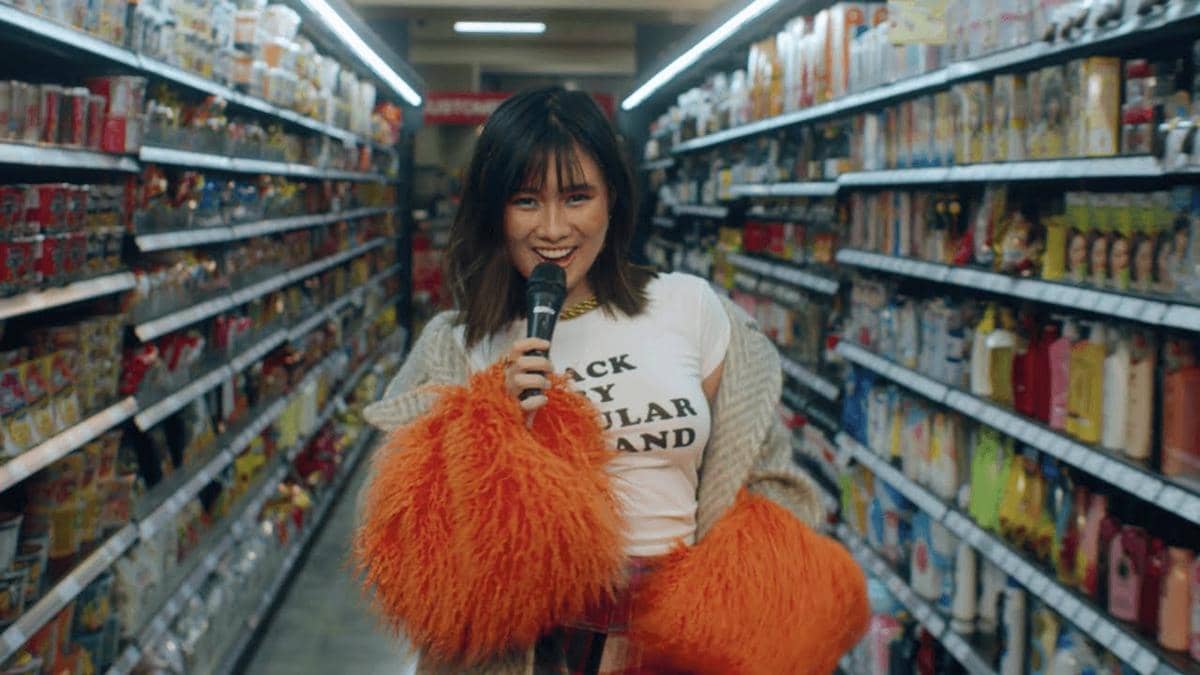 Cuplikan video musik “Every Summertime” karya NIKI di kanal YouTube Marvel untuk soundtrack film Shang-Chi.