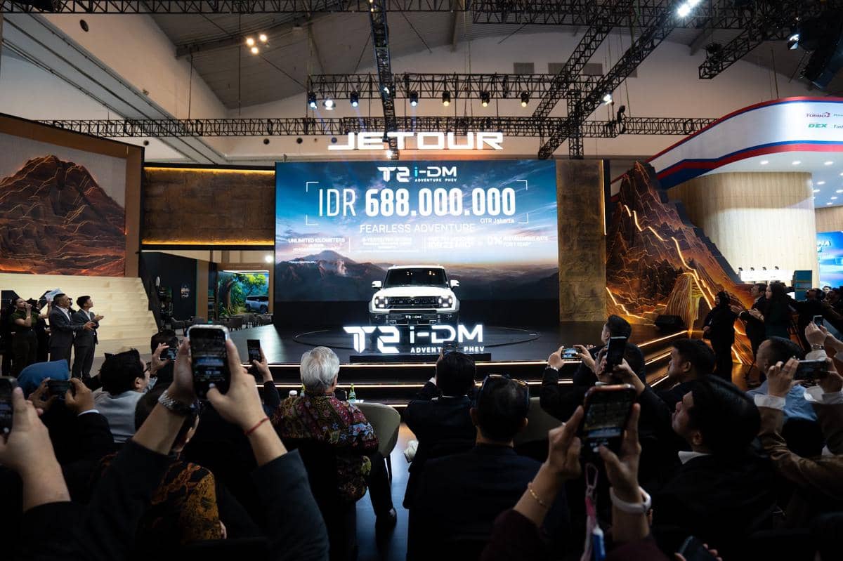 Paket baterai LFP CATL berkapasitas 18,4 kWh untuk kendaraan Jetour, terlihat dengan casing hitam dan kabel penghubung.