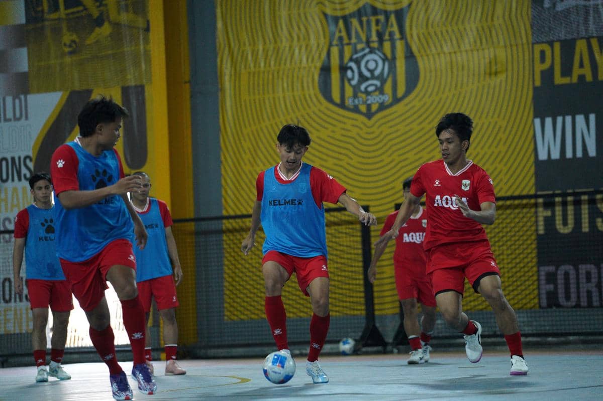 Para pemain Timnas Futsal Indonesia menjalani sesi latihan di lapangan sebagai persiapan keberangkatan ke Spanyol.