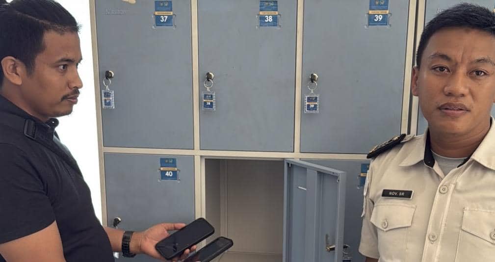 Petugas Lapas Perempuan Padang menyerahkan handpon milik polisi pengunjung kepada Polisi (Foto: Lapas Perempuan Padang)