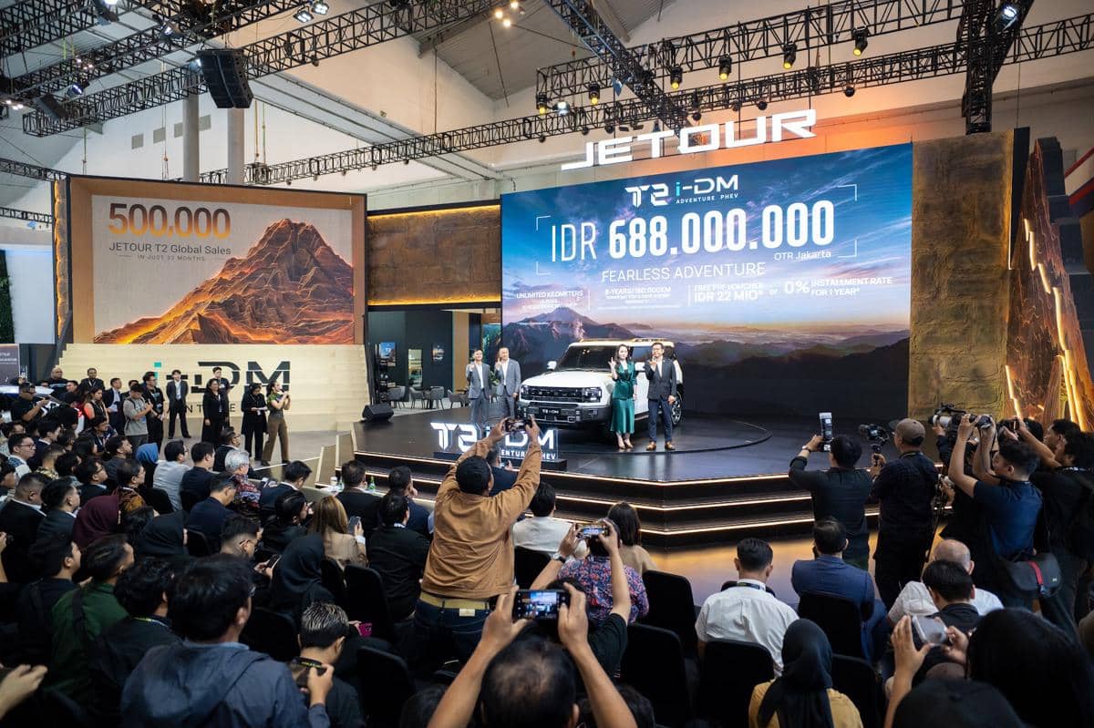 Tampilan SUV Jetour T2 i-DM dengan desain bodi kotak, gril depan lebar, dan lampu utama berbentuk persegi.