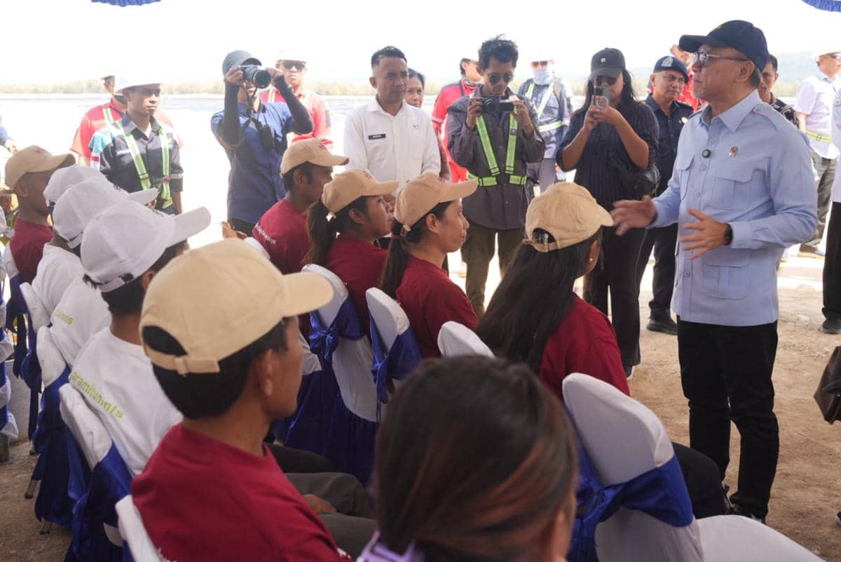 Tiga menteri mengunjungi Rote Ndao untuk meninjau kawasan industri garam nasional bersama rombongan.