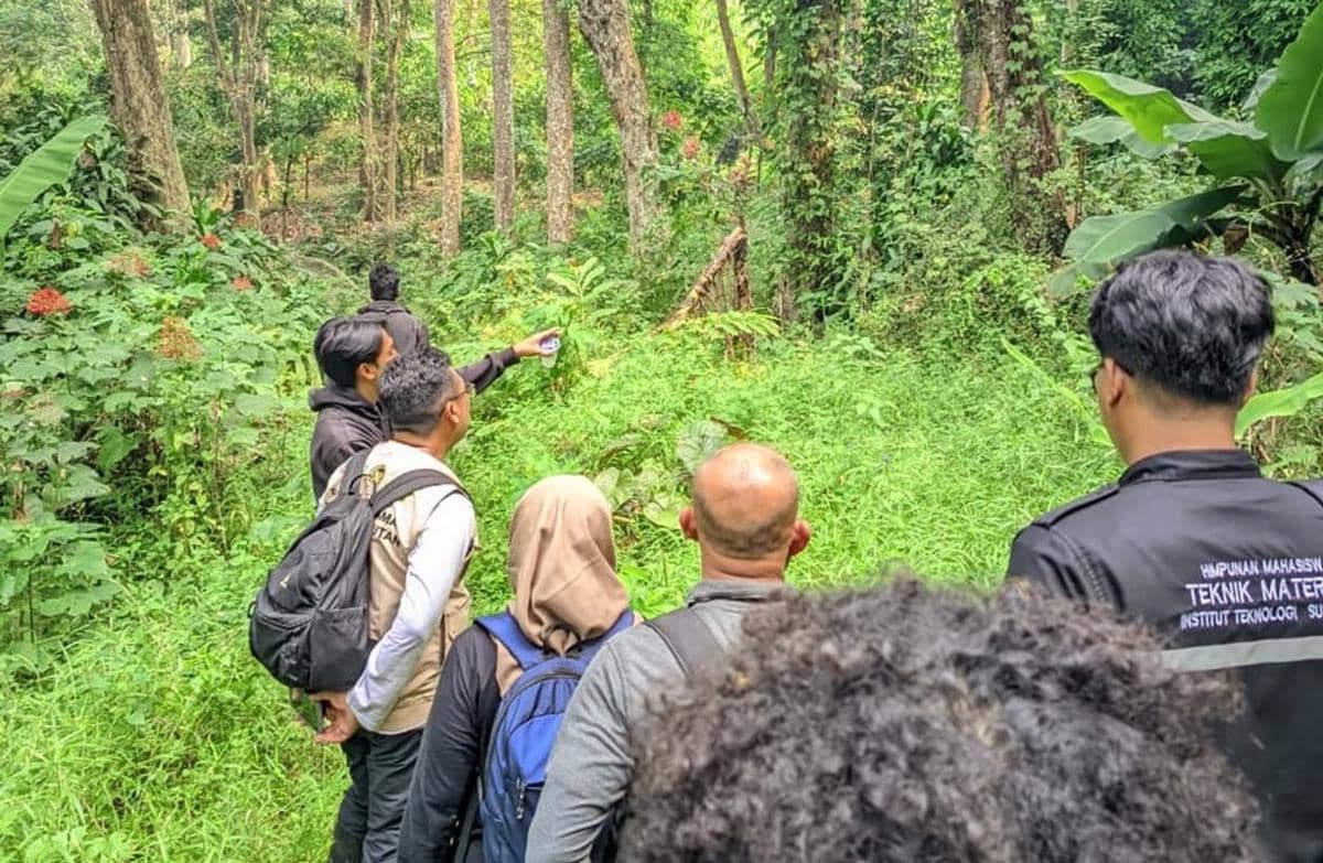 Tim PPK Ormawa HMMT Itera berfoto bersama warga dalam kegiatan pengembangan wisata Bungur EduForest di ruang terbuka.