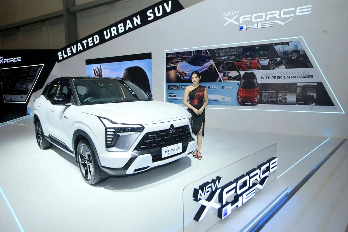 Mitsubishi Xforce HEV dipamerkan sebagai andalan MMKSI di area pameran otomotif GIIAS 2026.
