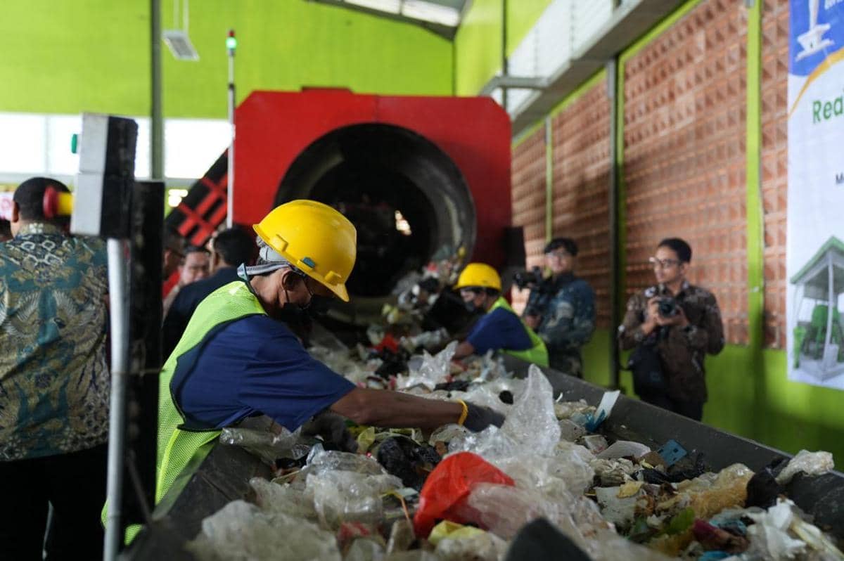 Gubernur DKI Jakarta, Pramono Anung, meninjau pengelolaan sampah di TPS 3R Menteng Atas, Jakarta Selatan, Kamis (30/7/2026).
