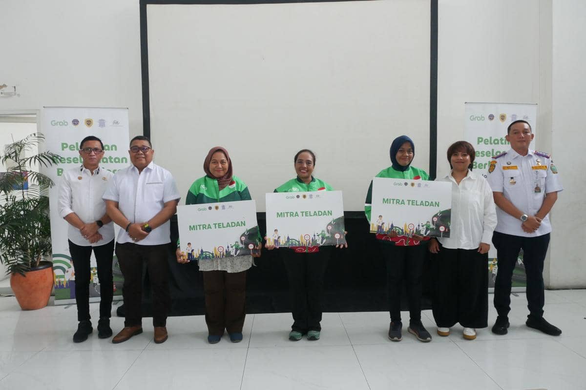 Foto 4 Ikra Surantha, ST, MT, Kepala Seksi Sarana Angkutan Jalan, Sungai, Danau, dan Penyeberangan (kiri); Ariyandi Ariyus, S.SiT., M.M., Kepala Balai Pengelola Transportasi Darat Kelas II Sumatera Utara (kedua d.jpeg