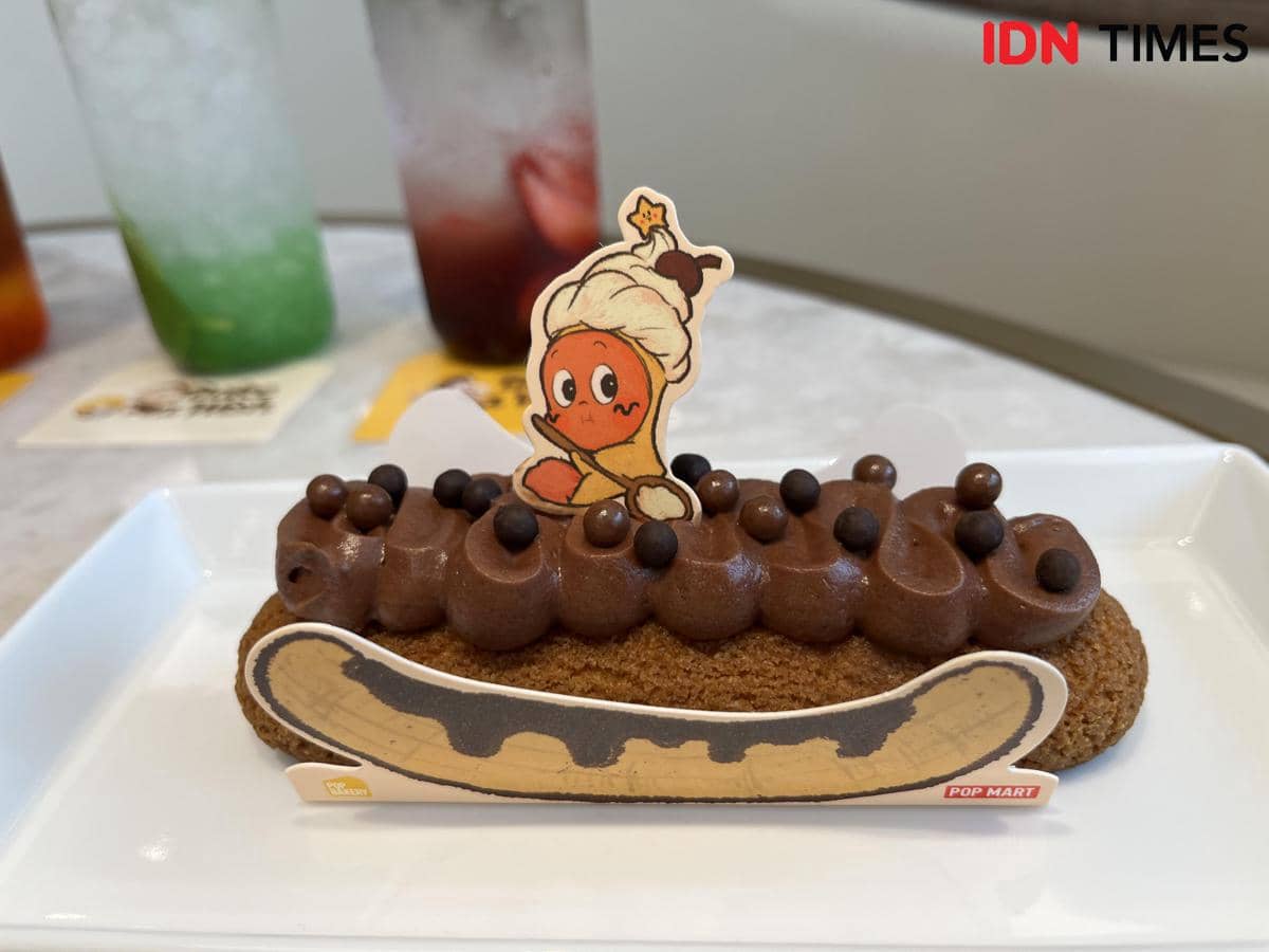 Aneka dessert lucu bertema karakter POP Mart dengan hiasan warna-warni disajikan di Resort World Sentosa, Singapura.