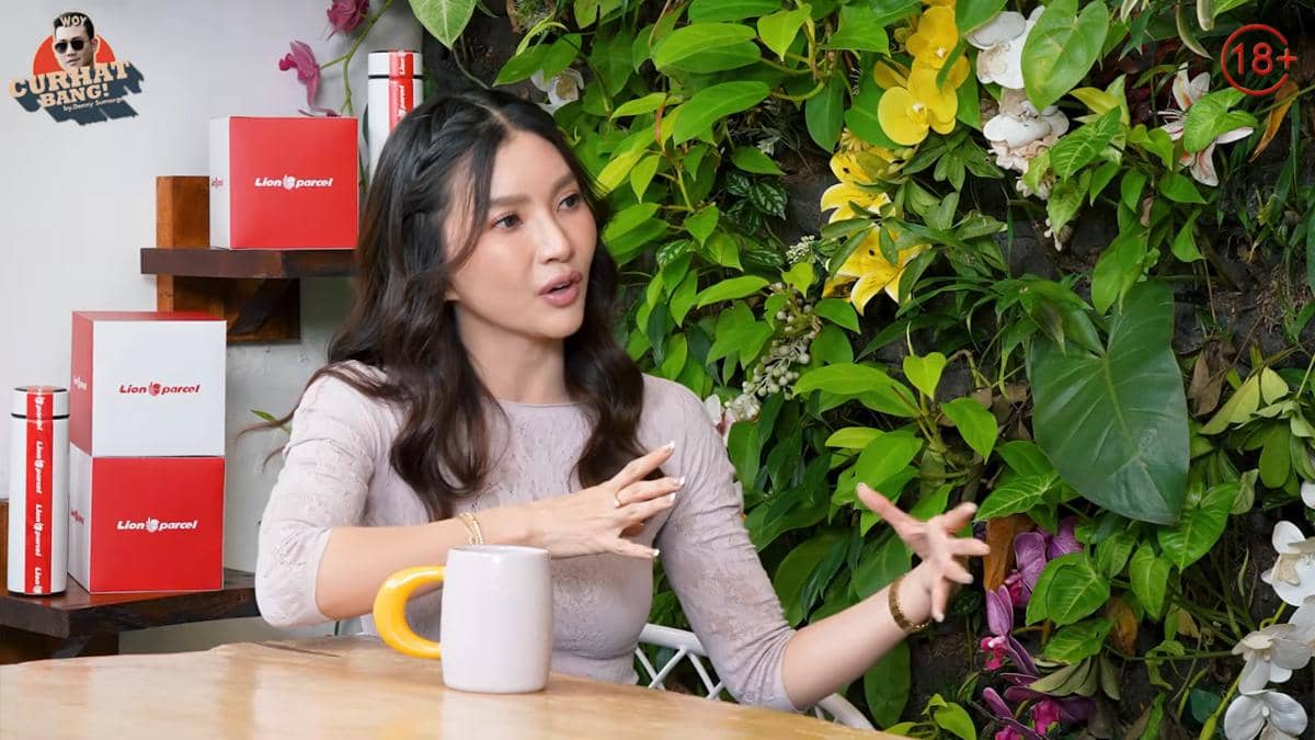 Potret Sarwendah saat menjadi tamu di podcast YouTube Denny Sumargo (youtube.com/CURHAT BANG Denny Sumargo)