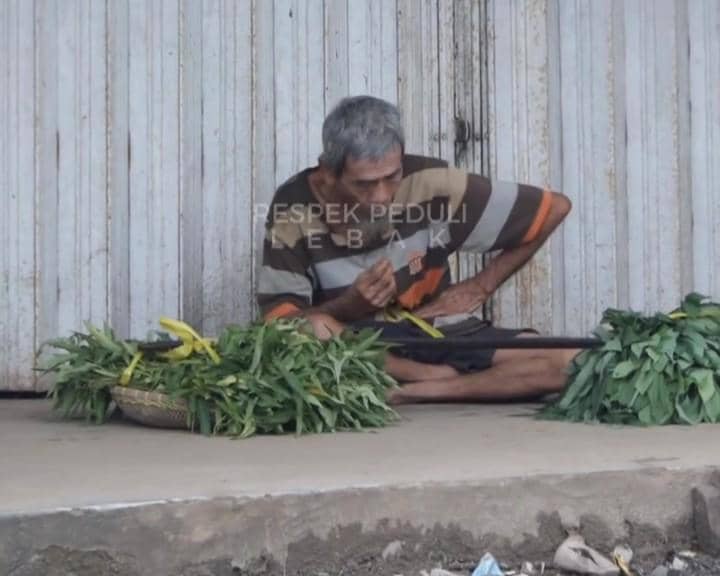Viral Kakek Penjual Kangkung di Lebak Ikat Perut demi Tahan Lapar