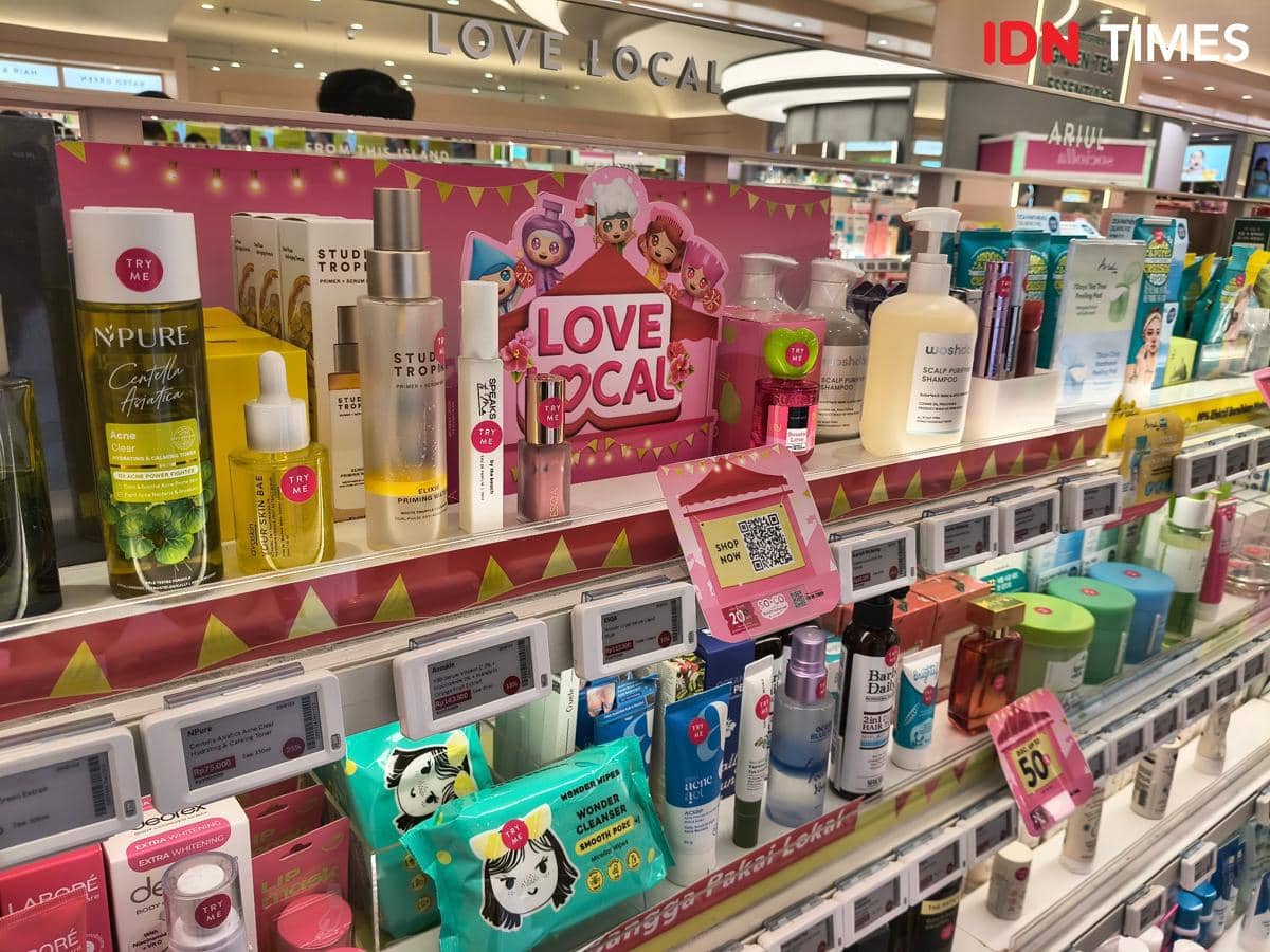 Deretan produk kecantikan Love Local dipajang di rak toko Sociolla Delipark Mal, menawarkan pilihan merek lokal kepada pengunjung.