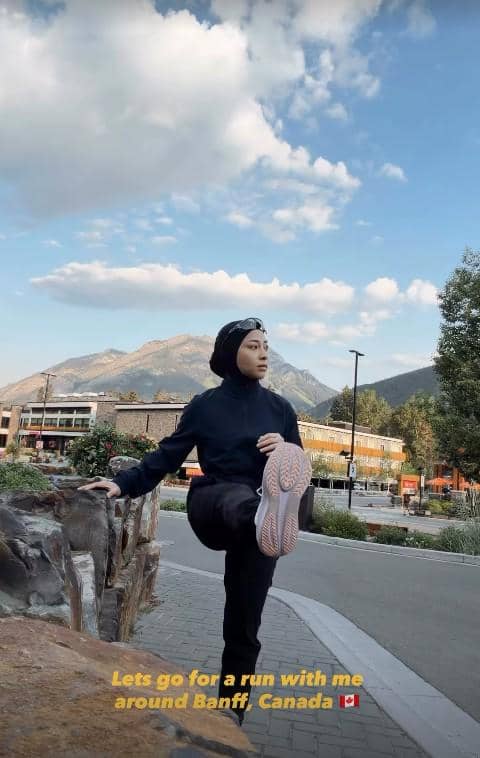 Nikita Willy dan Indra berpose bersama saat menikmati liburan di Kanada, seperti dibagikan melalui akun Instagram.
