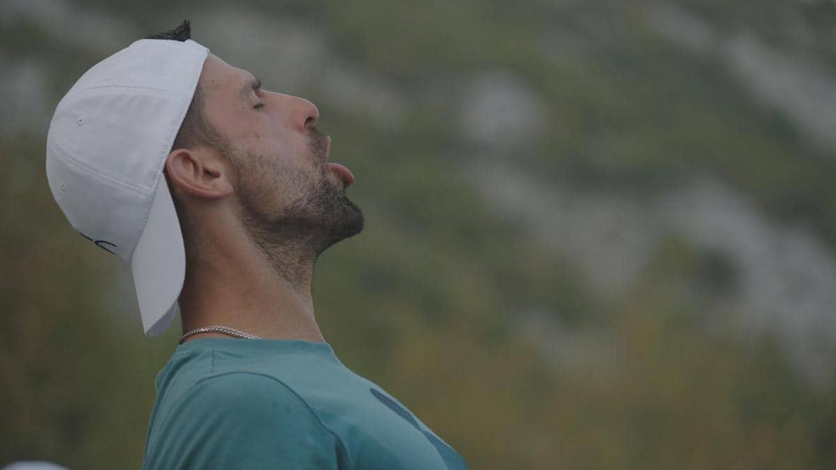 Poster dokumenter Prime Video Novak Djokovic: The Wolf in Winter menampilkan petenis Novak Djokovic.