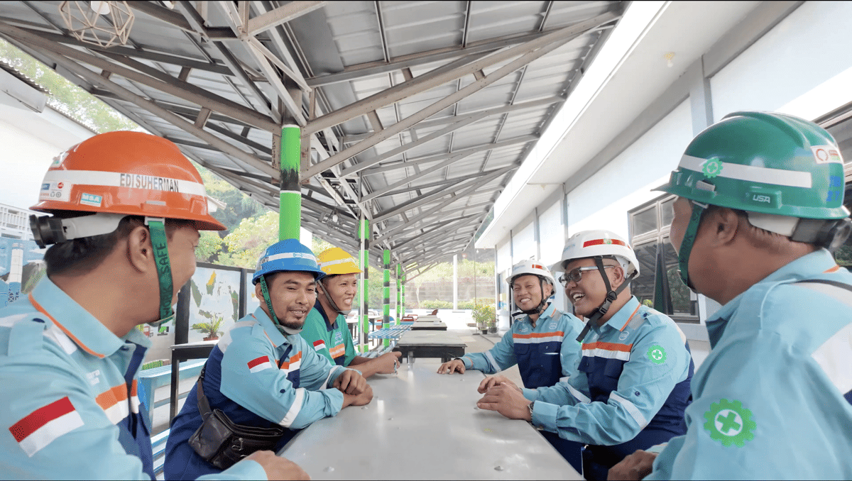 pak kun dengan pekerja di kantin.png
