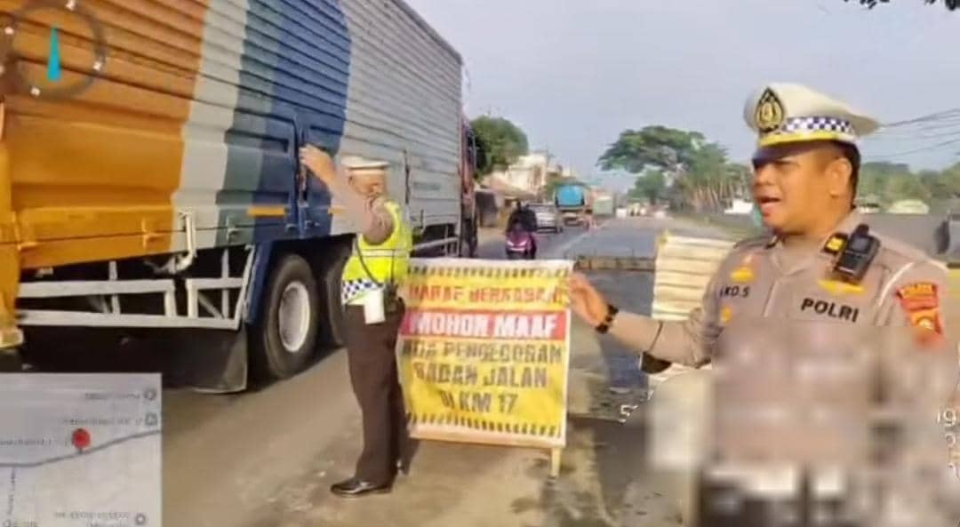 Anggota Satlantas Polres Banyuasin saat melakukan pengaturan lalu lintas di Jalintim KM17.