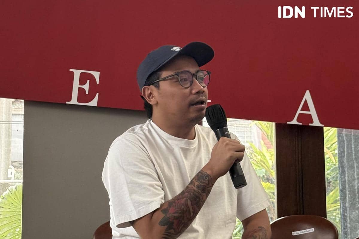 Lafa Pratomo dalam konferensi pers Garis Tegak pada Kamis (30/7/2026)