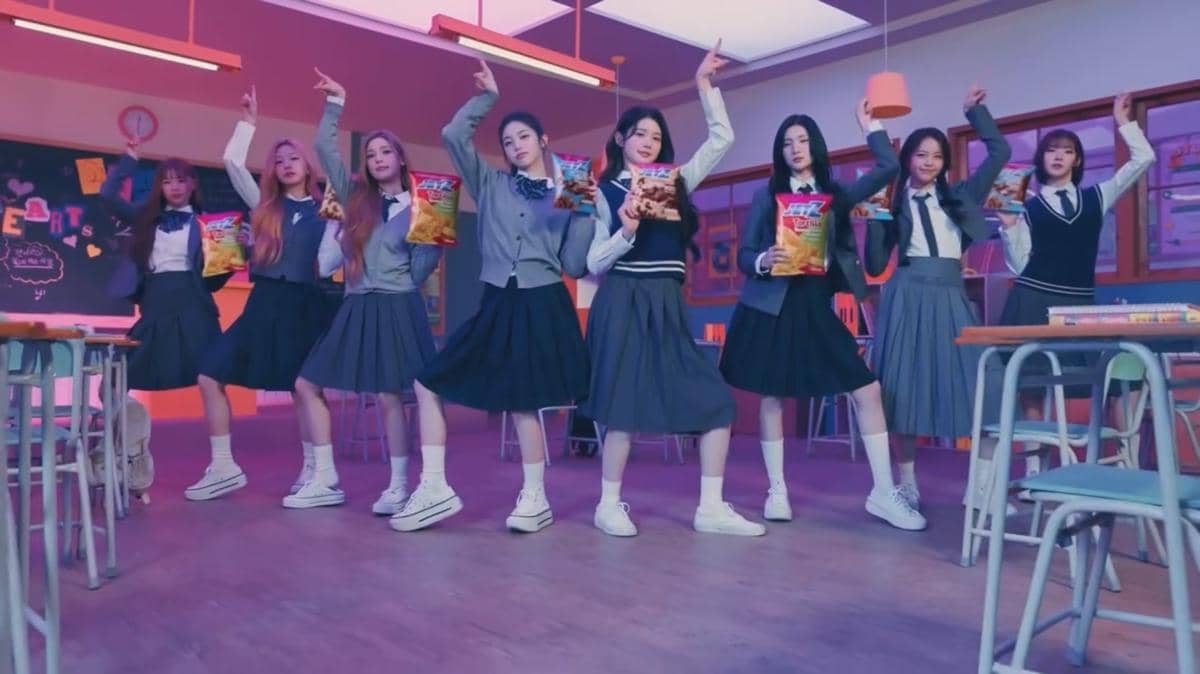 Para anggota Hearts2Hearts tampil bersama dalam cuplikan video promosi produk camilan Jetz Indonesia.