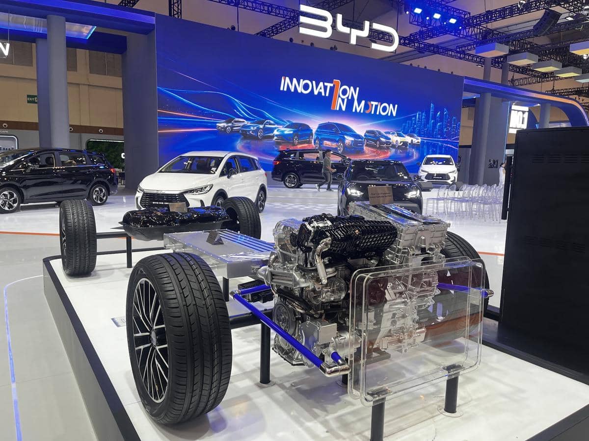 BYD M6, mobil listrik yang tersedia dalam dua varian elektrifikasi, terlihat dari sisi depan dan samping.