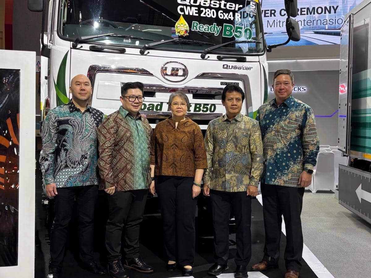 Truk UD Trucks Quester yang telah disiapkan untuk mendukung penggunaan bahan bakar biodiesel B50 sebagai opsi energi kendaraan.