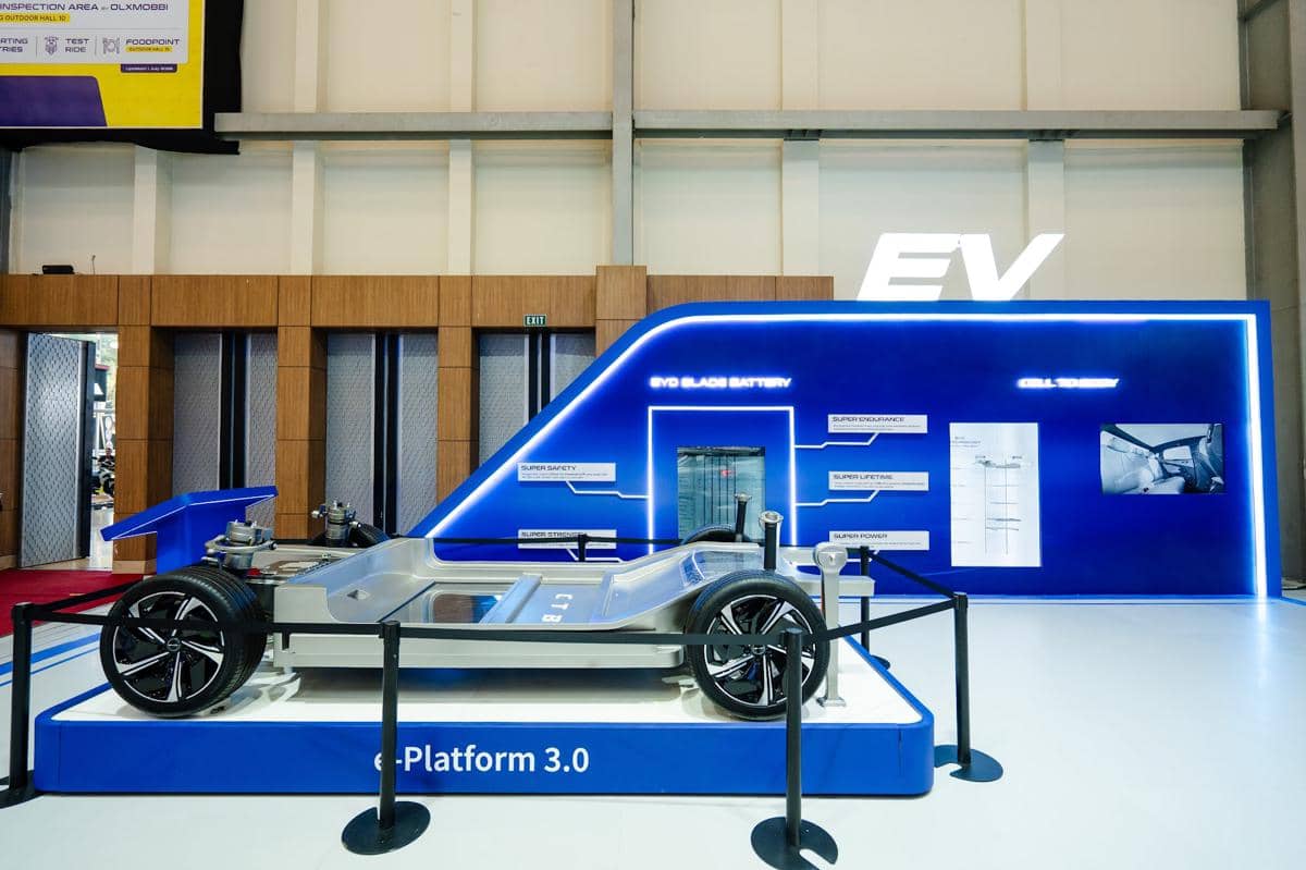 Platform kendaraan listrik BYD berupa rangka sasis dan baterai dipamerkan di atas panggung dengan latar belakang biru.