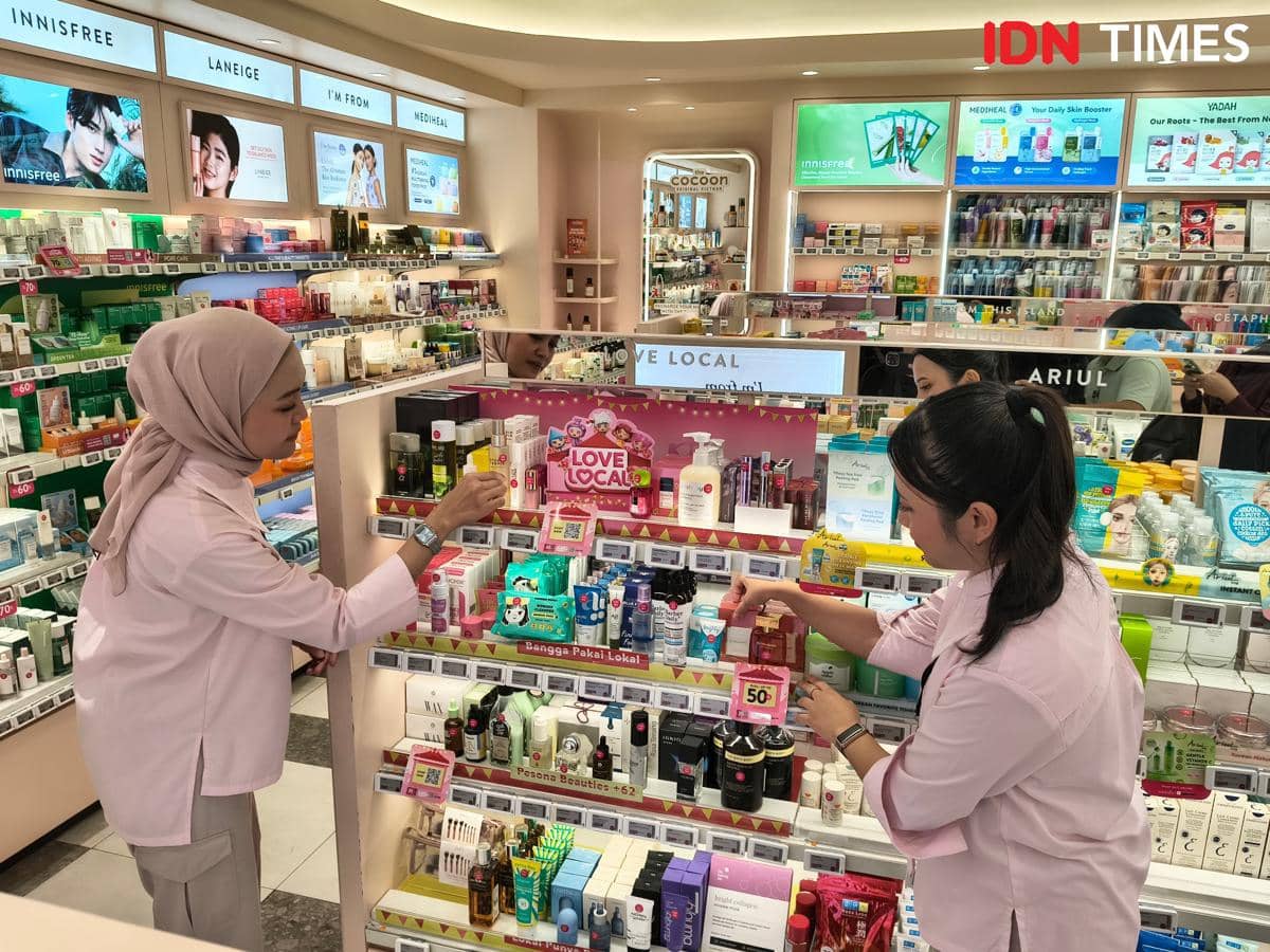 Produk Love Local dipajang di gerai Sociolla Delipark Mal, menampilkan beragam pilihan produk dari merek lokal Indonesia.