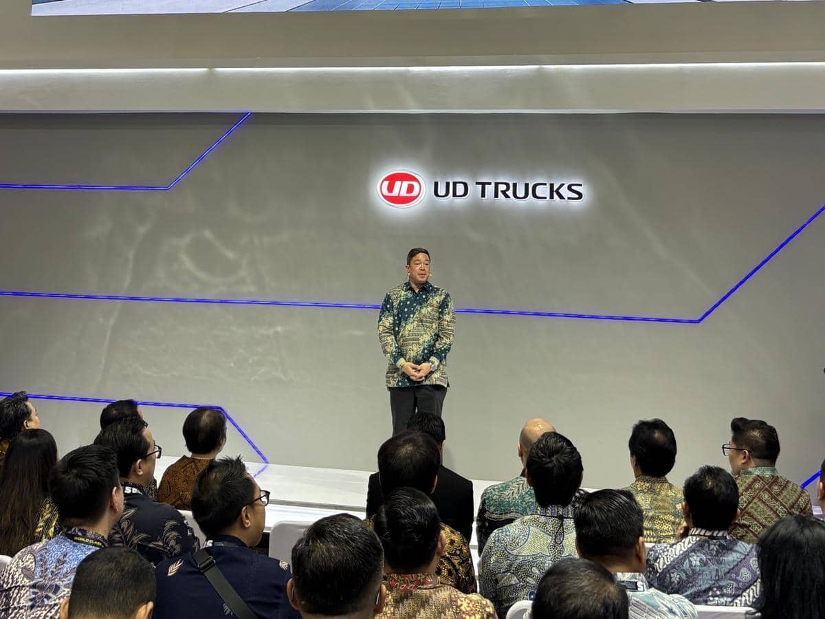 Truk UD Trucks Quester baru dipamerkan saat peluncuran produk secara resmi di ajang GIIAS 2026 di Indonesia.