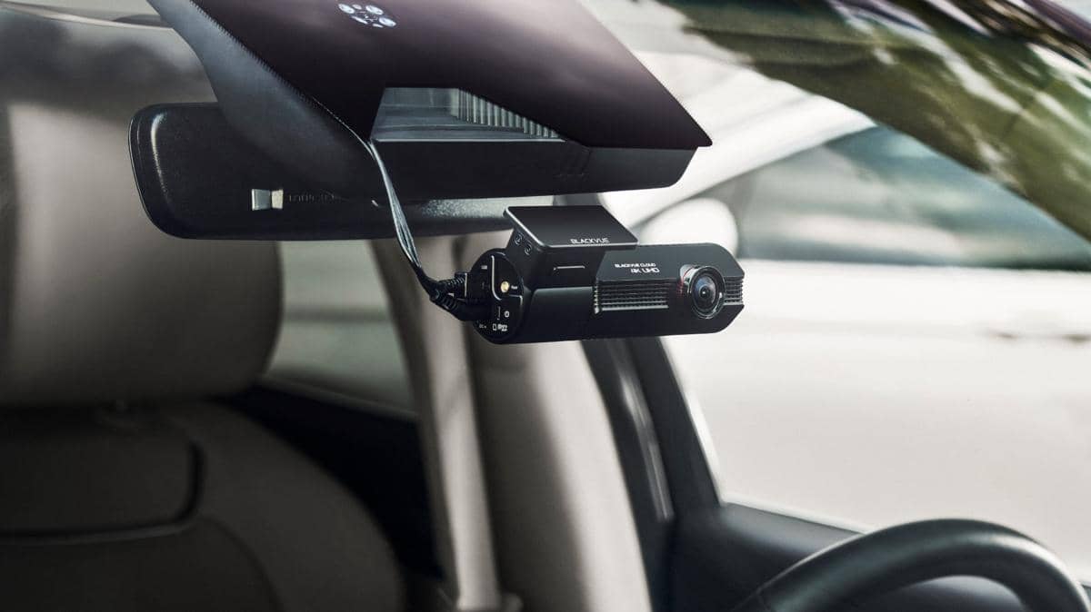 Perangkat BlackVue Elite-10 terpasang di bagian dalam mobil, memperlihatkan unit dan dudukannya pada kendaraan.