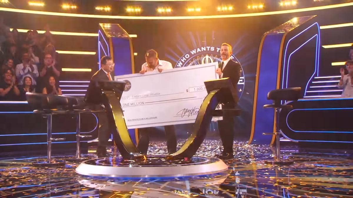 Potret Ben Affleck terima cek hadiah utama usai menang Who Wants to Be a Millionaire (youtube.com/ABC)