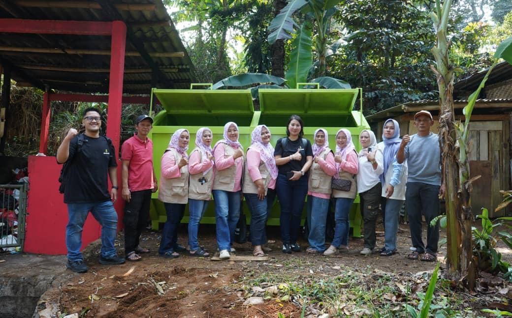 Kegiatan pengumpulan dan pengelolaan sampah di Kampung Cibogo yang didukung Deltalube untuk kebersihan lingkungan.