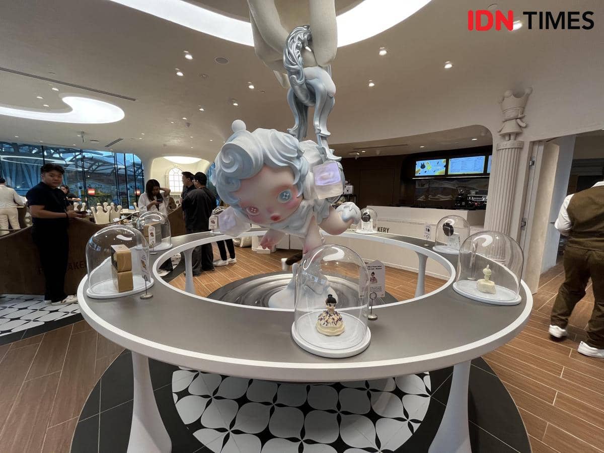 Suasana interior POP Bakery di Resort World Sentosa, Singapura, dengan area layanan dan ruang pengunjung di dalamnya.