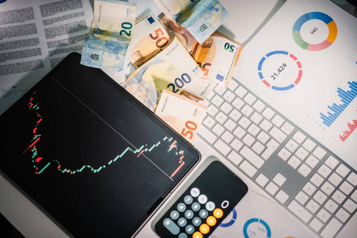Ilustrasi investasi obligasi sebagai instrumen keuangan untuk memperoleh pendapatan dan mengelola dana.