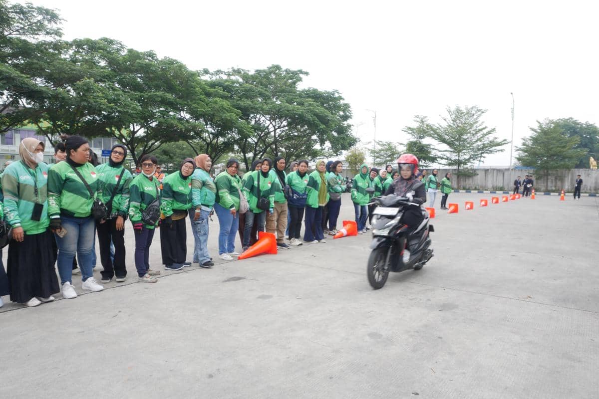 Foto 5 Mitra Pengemudi sedang mengikuti sesi praktik safety riding dalam program “Pelatihan Keselamatan Berkendara “Safer Roads, Stronger Communities – Jalan Lebih Aman, Komunitas Lebih Kuat” di Terminal Amplas, M.JPG