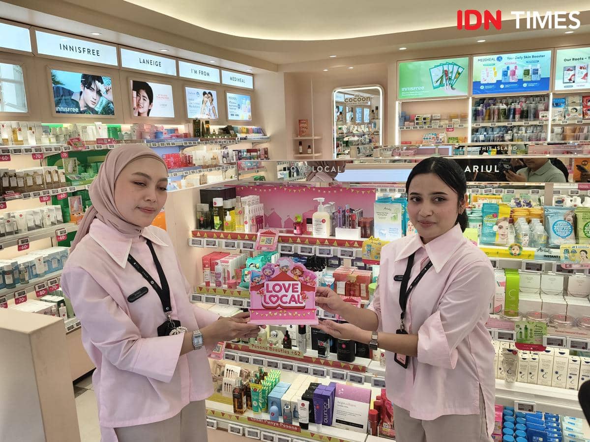 Aneka produk kecantikan Love Local tersedia di Sociolla Delipark Mal, menghadirkan pilihan dari merek lokal Indonesia.